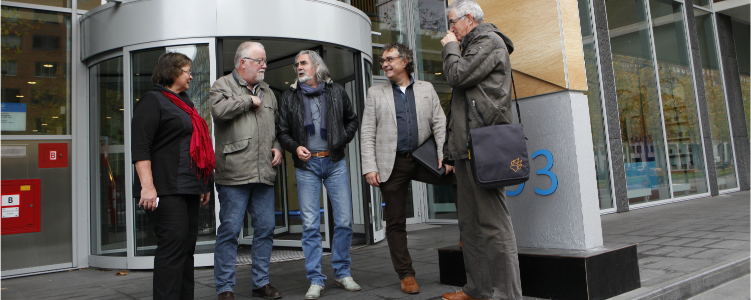 Raadsleden voor een UWV-kantoor